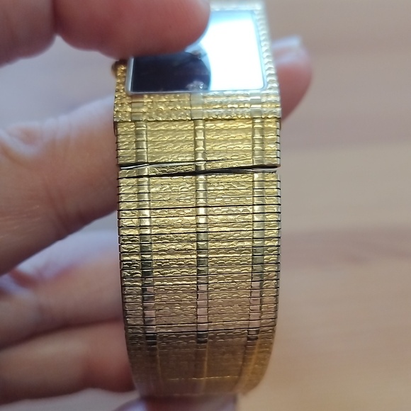 Vtg Wittnauer Quartz Gold & Black face w/ diamonds @ 12&6. HT4478 Swiss 9782 - Picture 3 of 14